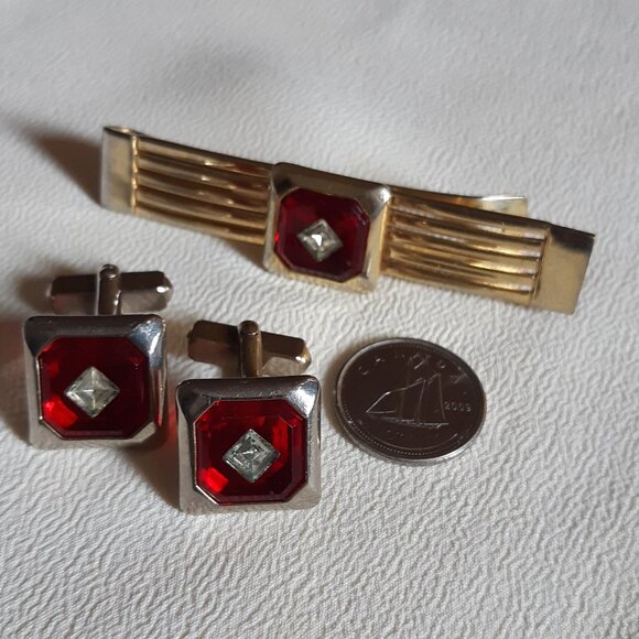 Anson 1950s Red Lucite & Cubic Zirconia Gold Tone Cuff Link and Tie Bar Set - Picture 5 of 9